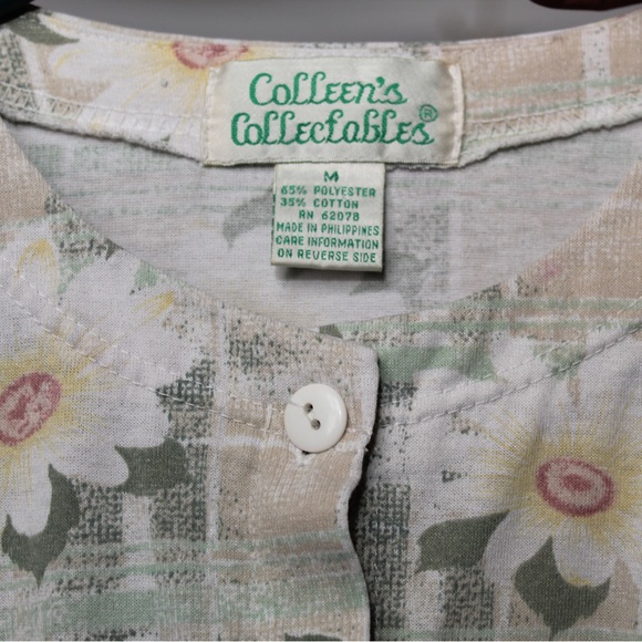 Sunflower daisy button up tshirt
Brand Colleen’s collectibles size medium - Picture 4 of 4